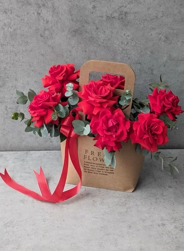 Сумочка с французскими розами  от интернет-магазина цветов в 