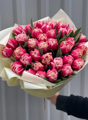 Букет из пионовидных тюльпанов 41шт в оформлении от интернет-магазина цветов в 