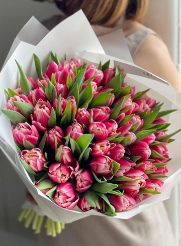 Букет из 51 пионовидного тюльпана в упаковке  от интернет-магазина цветов в 