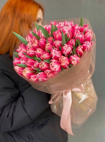 Букет из пионовидных тюльпанов 51шт в  упаковке  от интернет-магазина цветов в 