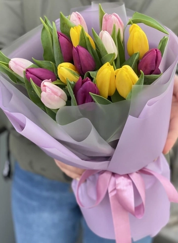 Букет из 15 тюльпанов микс в упаковке  от интернет-магазина цветов в 