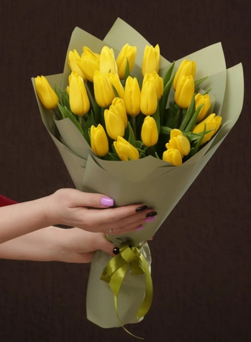 Букет из 25 желтых тюльпанов в упаковке .  от интернет-магазина цветов в 