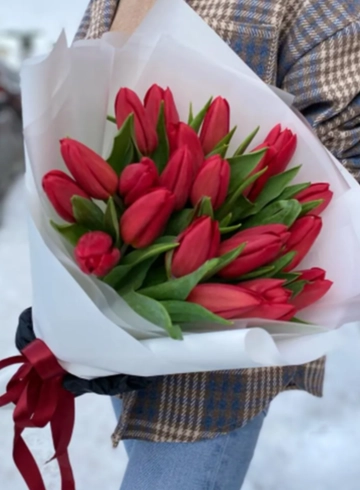Букет из 21 красного тюльпана в оформлении  от интернет-магазина цветов в 